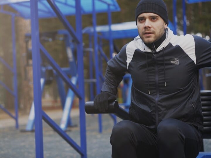 Siłownie zewnętrzne zimą? Sprawdź, jak trenować na świeżym powietrzu, gdy temperatura spada