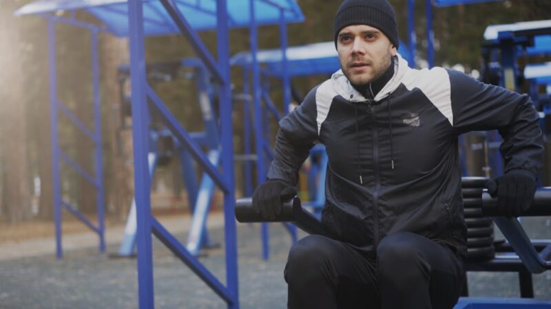 Siłownie zewnętrzne zimą? Sprawdź, jak trenować na świeżym powietrzu, gdy temperatura spada